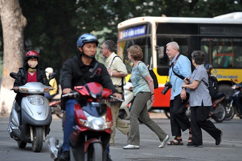 Đường phố Hà Nội nhiều xe máy làm các vị khách nước ngoài lúng túng, thậm chí kinh hãi mỗi khi băng qua đường.